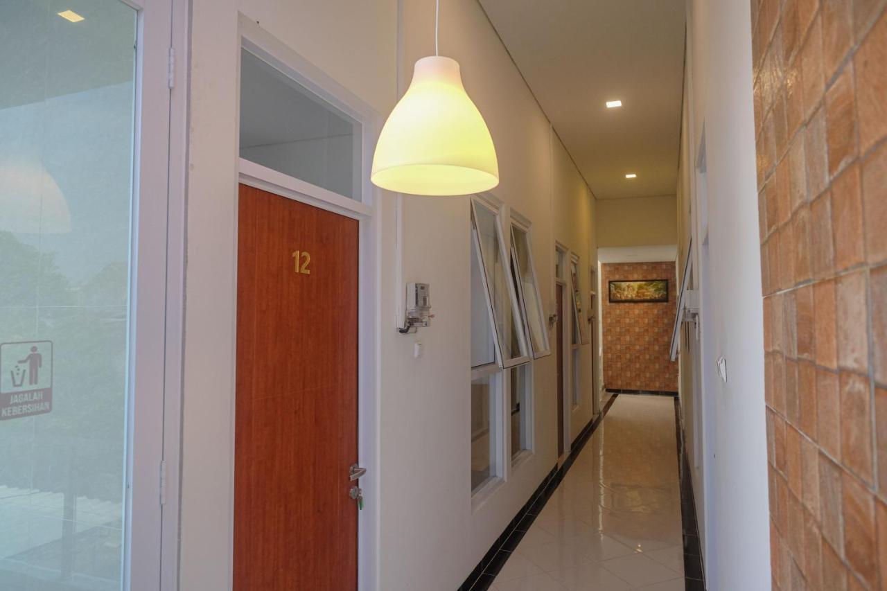 Отель Reddoorz Syariah @ Tlogosari Semarang Alastuwo Экстерьер фото
