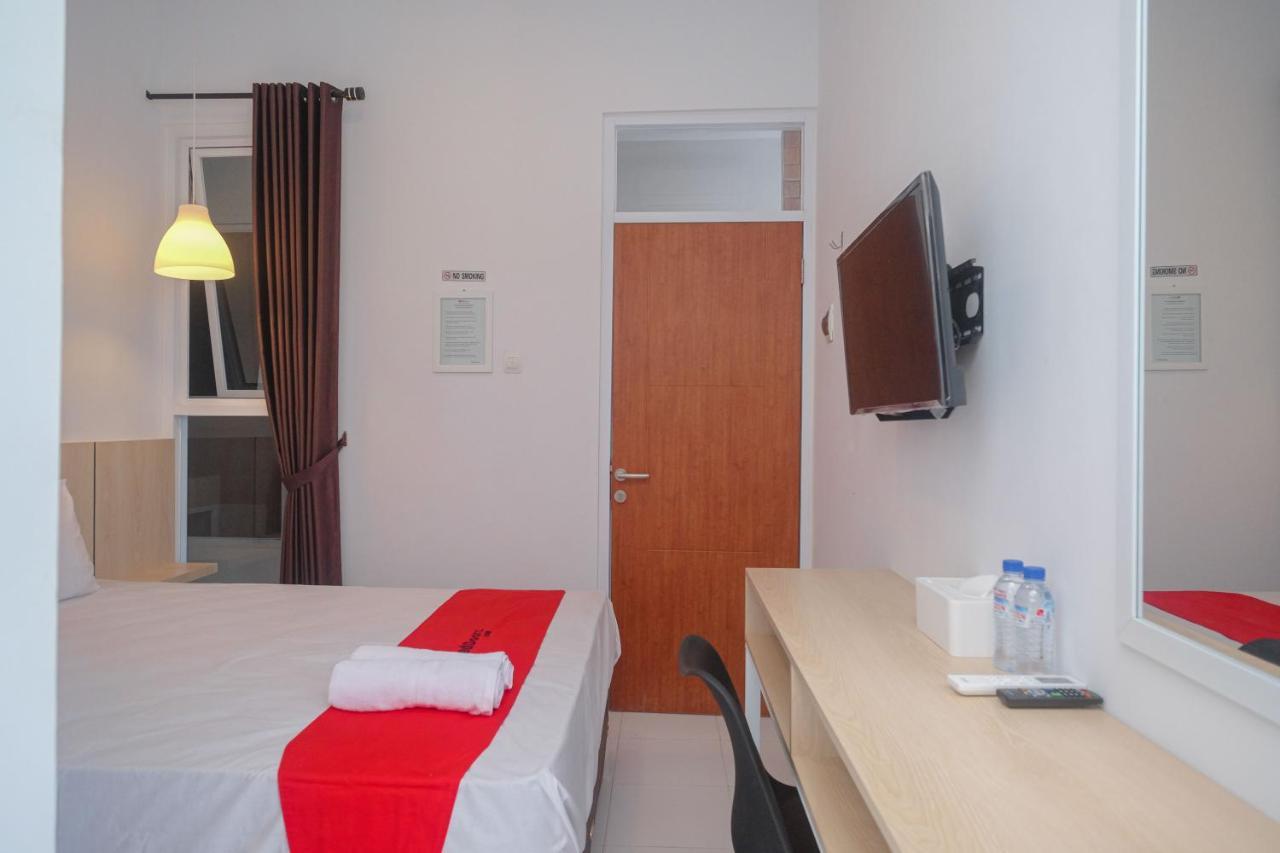 Отель Reddoorz Syariah @ Tlogosari Semarang Alastuwo Экстерьер фото