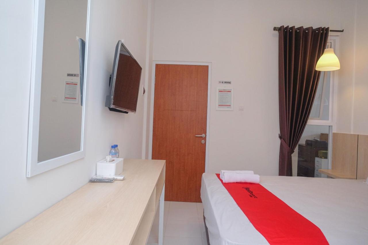 Отель Reddoorz Syariah @ Tlogosari Semarang Alastuwo Экстерьер фото