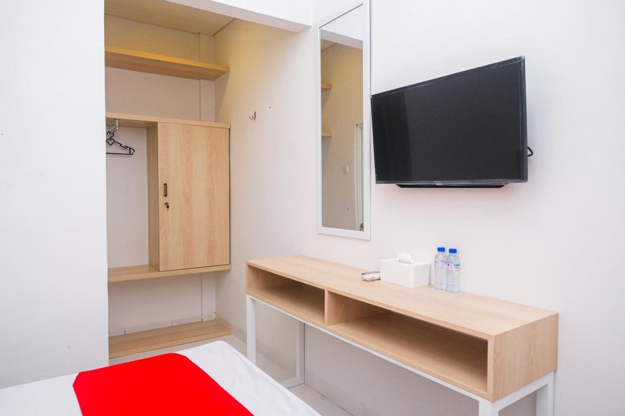 Отель Reddoorz Syariah @ Tlogosari Semarang Alastuwo Экстерьер фото